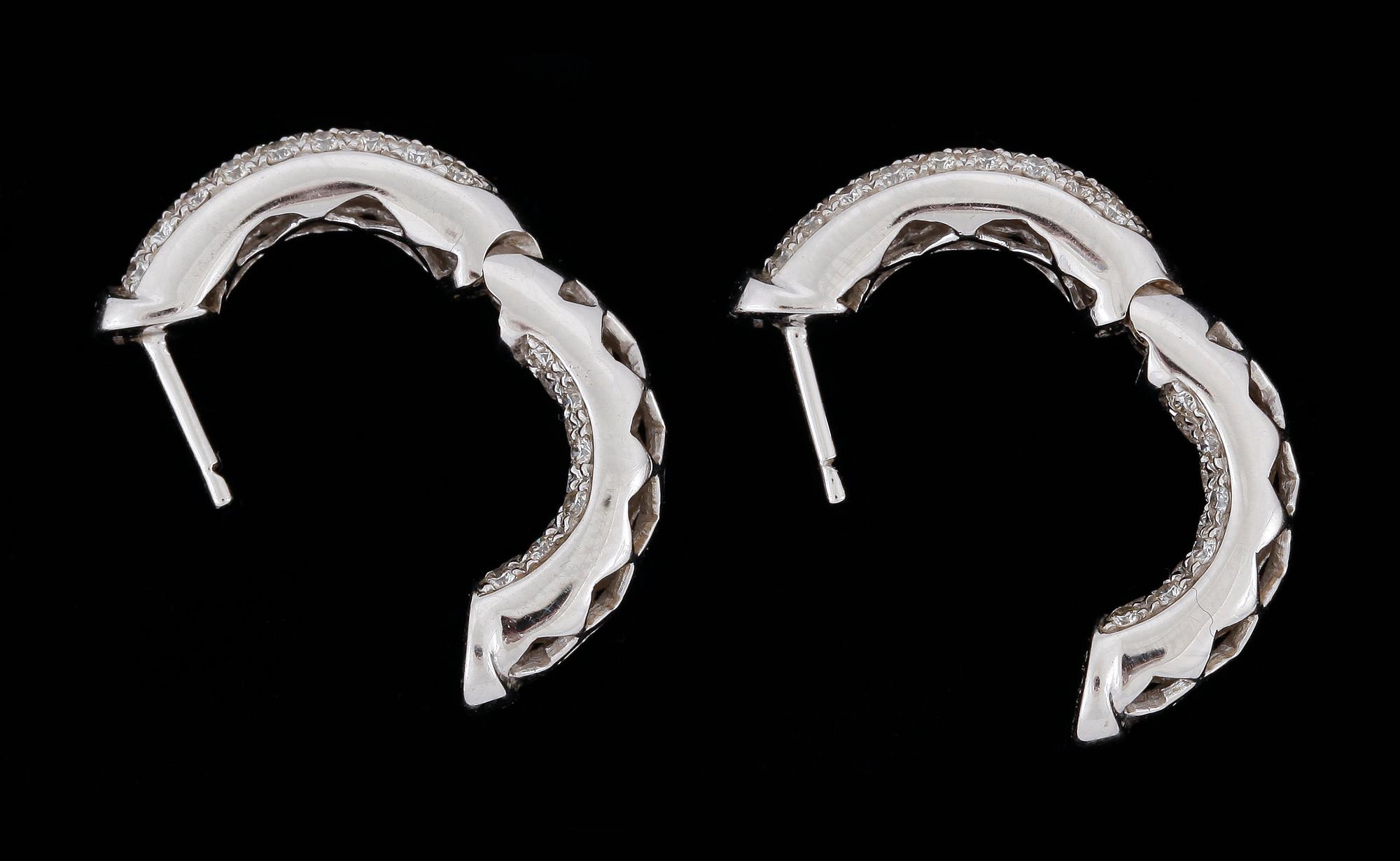 ÖRHÄNGEN, ett par, 18k vitguld med briljantslipade diamanter tot ca0,88ct. Vikt 7g.