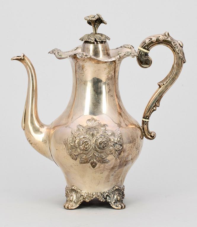 KAFFEKANNA, silver, nyrokoko, Christopher Creutz, Stockholm, 1861. Vikt ca 812 g.