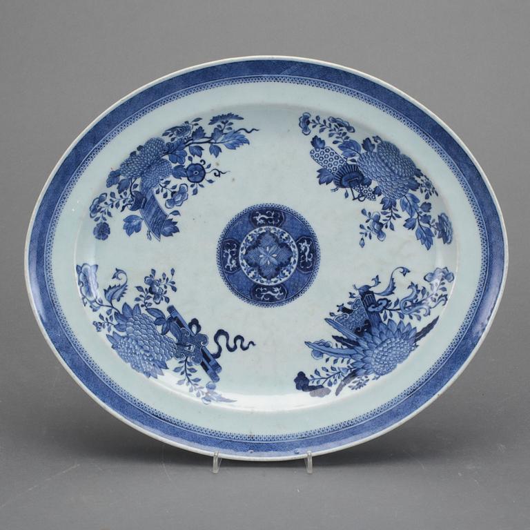 STEKFAT, porslin. Kina, Jiaqing (1796-1820).