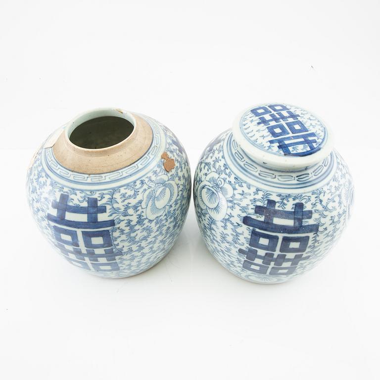 A set of two blue and white jars, late Qing dynasty.