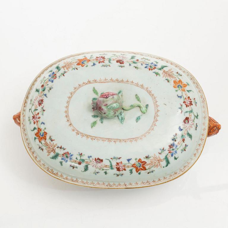 Terrin med lock, kompaniporslin. Qing dynastin, Qianlong (1736-95).