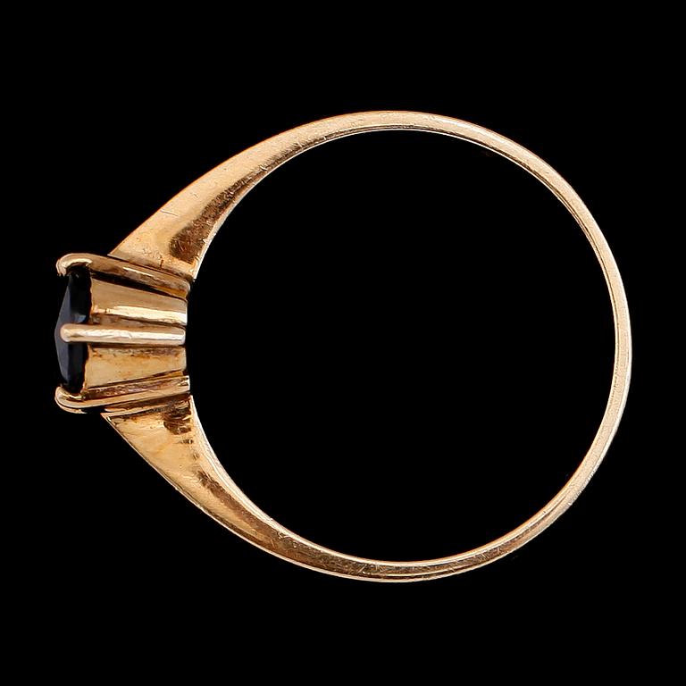 RING, 14 k guld, safir. Vikt ca 2,8 g.