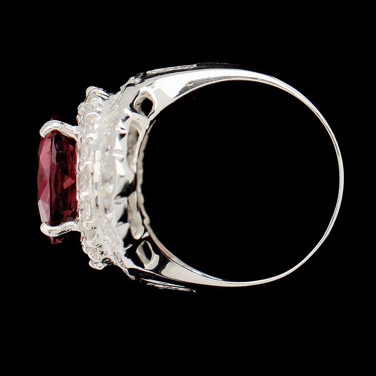 Ring, vitguldspläterat sterlingsilver, rosa morganit ca 6.10 ct, vita safirer tot ca 1.74 ct.