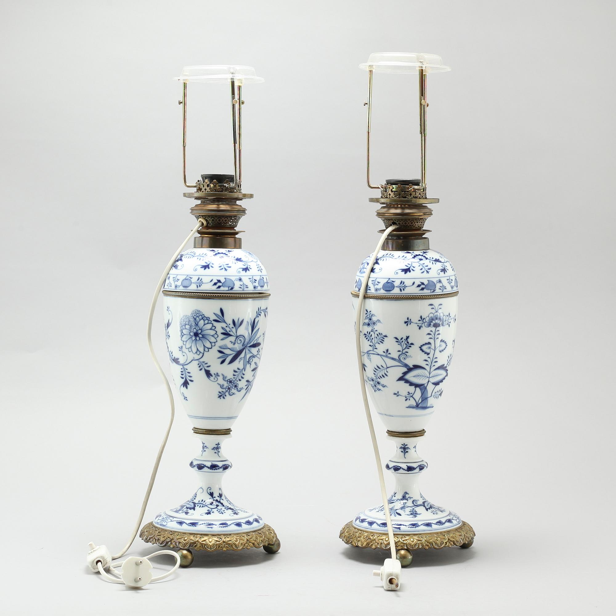 A pair of "Zwiebelmuster" lamps, made by Meissen in the first half of the 20th century.