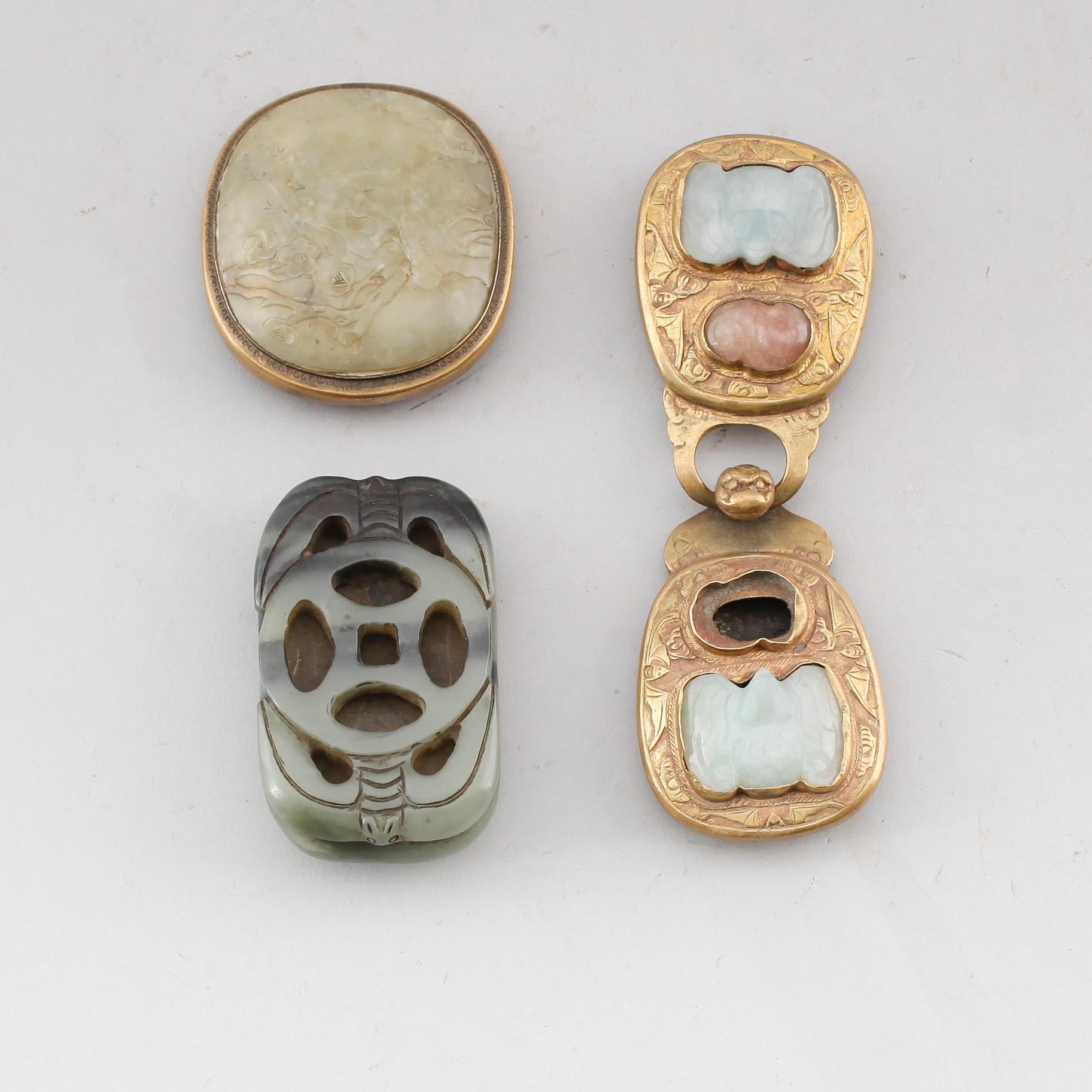 BÄLTESSPÄNNEN, 3 st, mässing och nefrit, ostindiska.