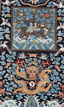 VÄST, siden. Höjd 105 cm. Kina omkring 1900, sen Qing.