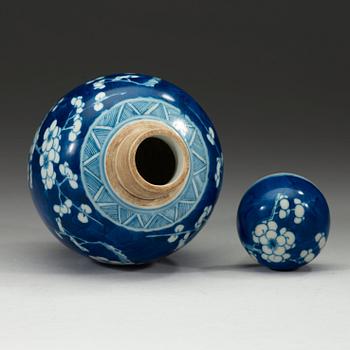 A blue and white "cracked ice" jar, Qing dynasty 18th Century.