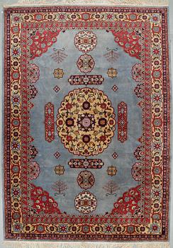 MATTA, Täbris-mönstrad. Ca 340 x 240 cm.