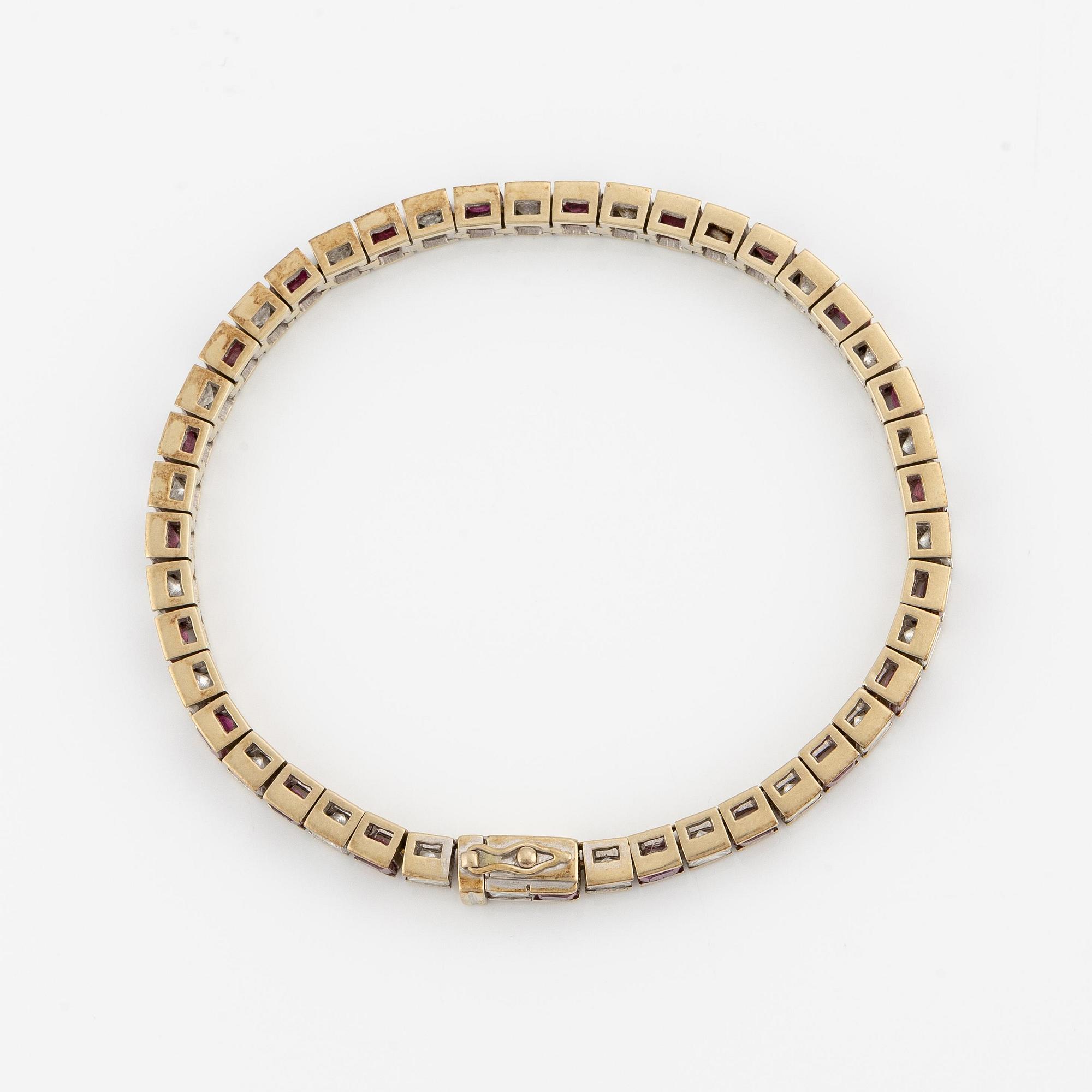 Armband 18K vitguld med rubiner och prinsesslipade diamanter.