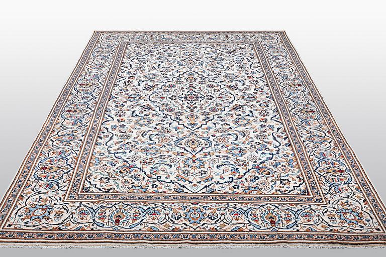 A carpet, Kashan, ca 296 x 192 cm.