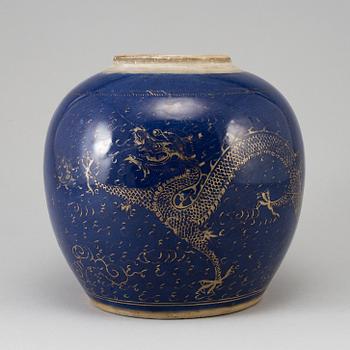 A Chinese dragon jar, Qing dynasty, presumably around 1800.