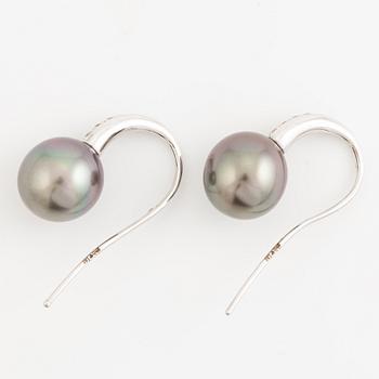 Örhängen 18K vitguld med odlade Tahitipärlor och briljantslipade diamanter.