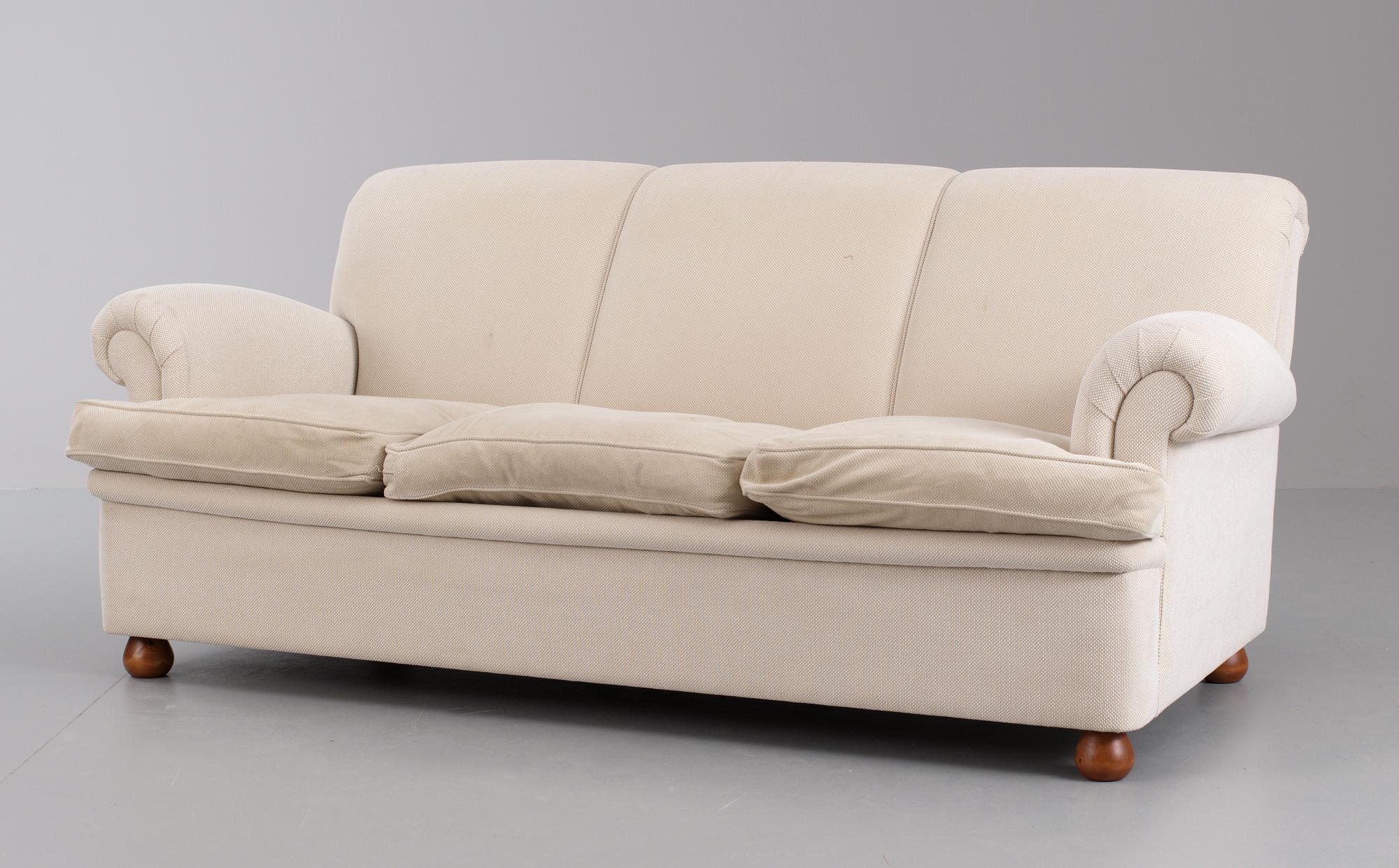A Josef Frank offwhite covered sofa by Svenskt Tenn.