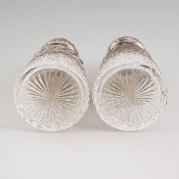 FLAKONGER, 1 par, glas och silver, viktorianska,  London 1886.