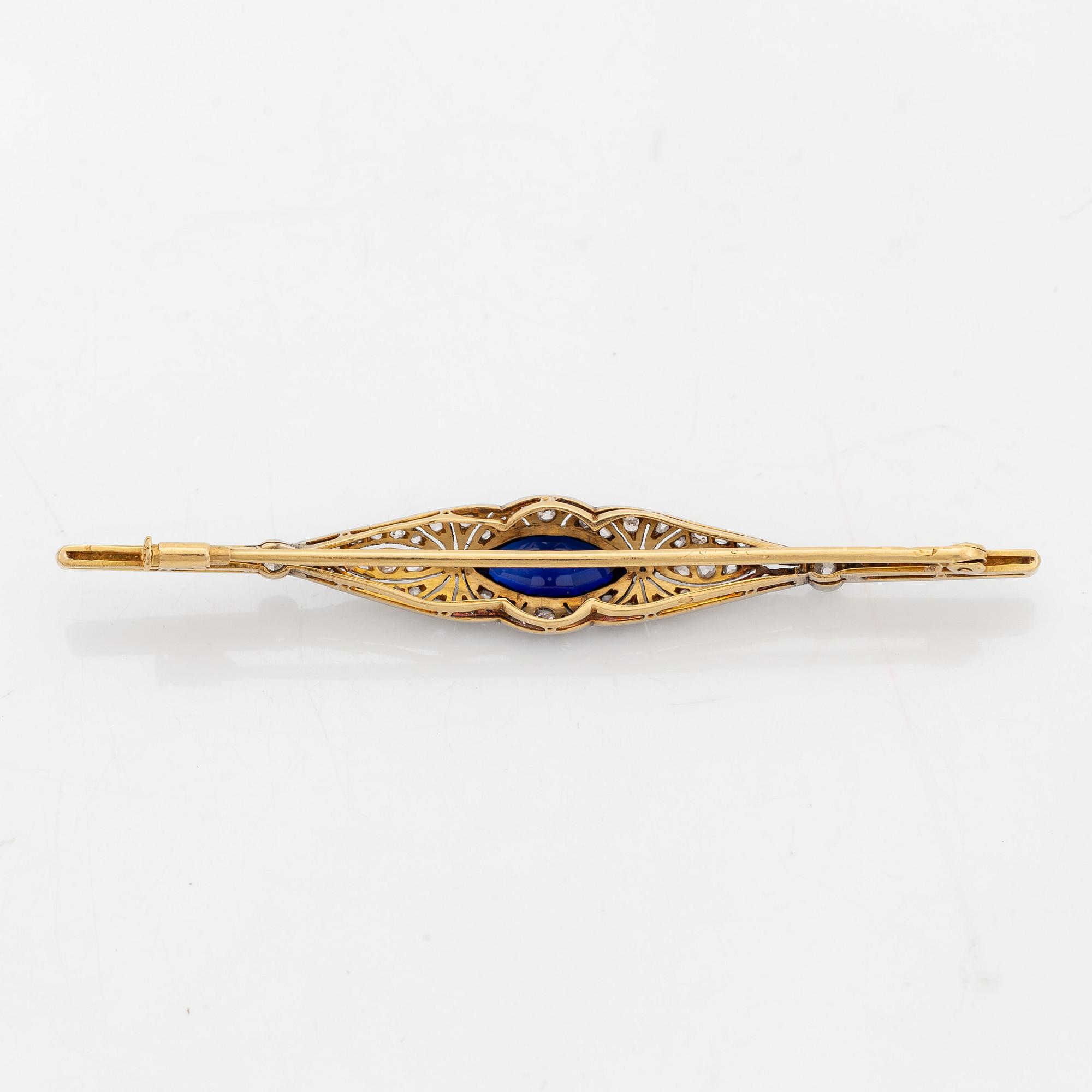 Brosch med små  rosen och gammalslipade diamanter samt syntetisk safir.