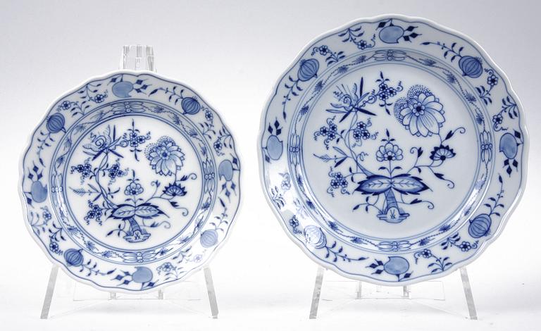 MATSERVIS, 87 delar, porslin, Meissen, lökmönstrad.