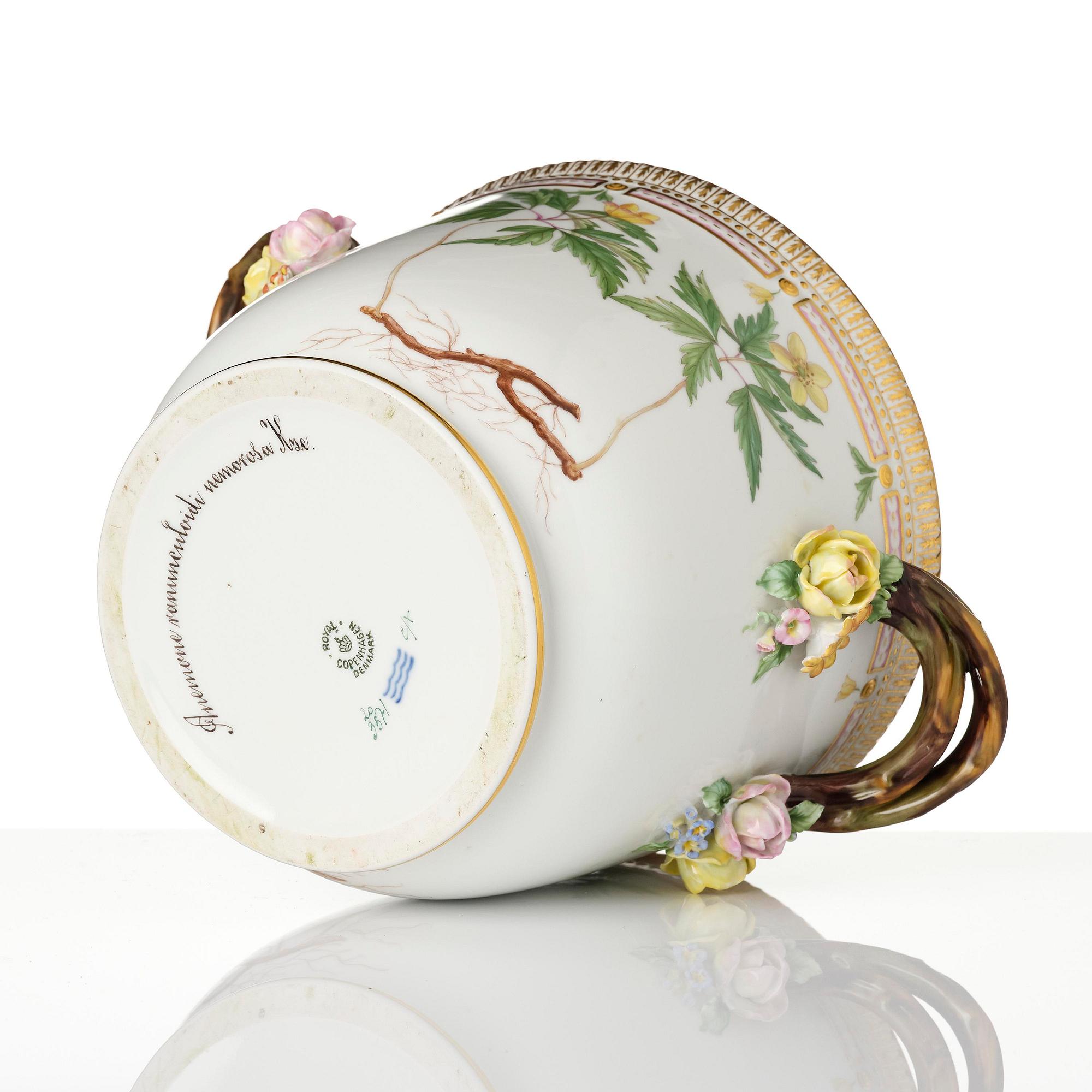 Ytterfoder/Vinkylare, porslin. 'Flora Danica', Royal Copenhagen, Danmark, 1900-tal.