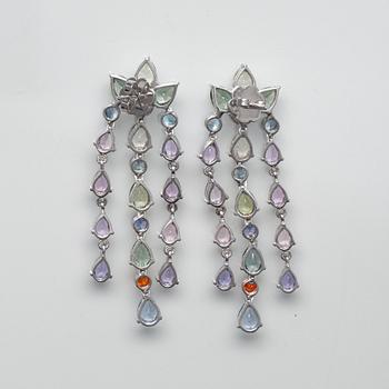 EARRINGS, 18K white gold, multicolour sapphires c. 24 ct. Length 55 mm. Weight 20,4 g.