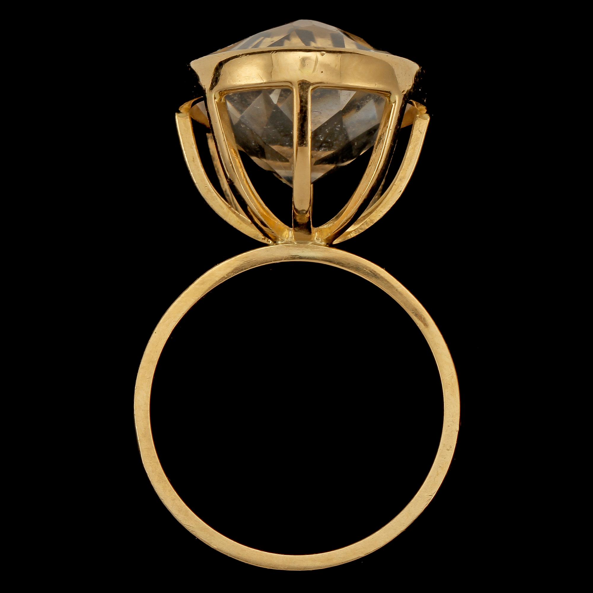 RING, 18k guld med fasettslipad bergskristall, Cecilia Johansson, Göteborg, 1945. Vikt 8 g.