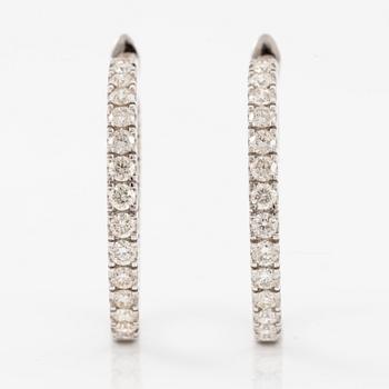 Örhängen, ett par, kreoler 18K vitguld med briljantslipade diamanter.