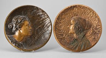 VÄGGPLAKETTER, 2 st, brons, jugend, 1897 samt 1912. Sign.