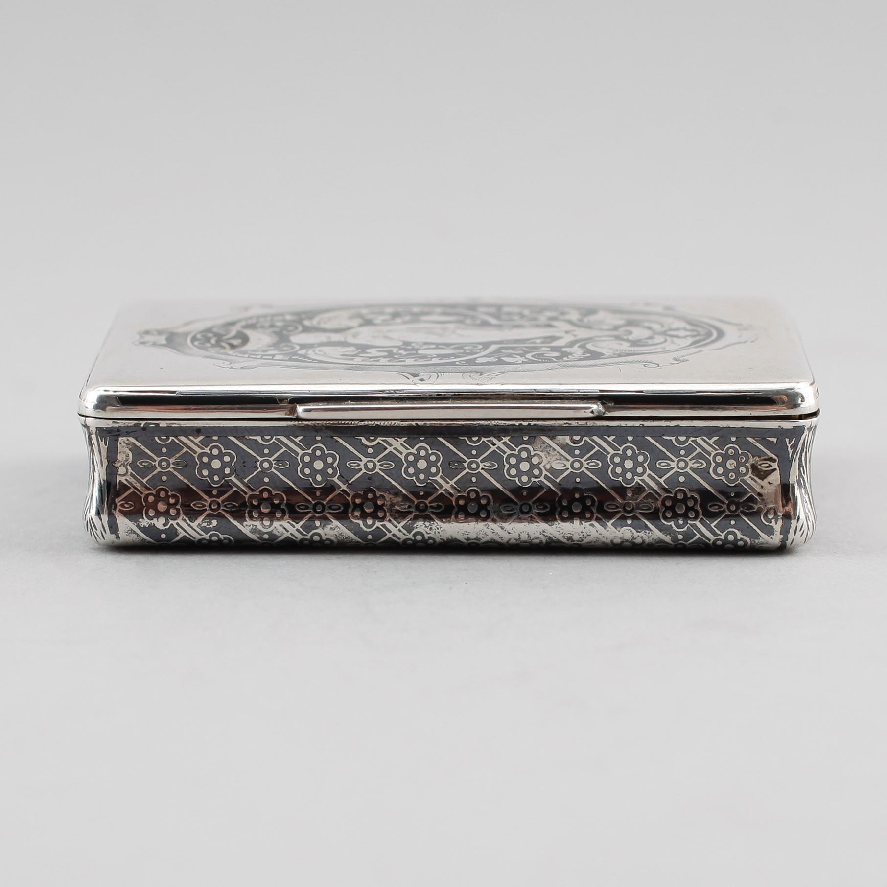 DOSA, silver, Paris, 1800-talets första hälft. Vikt ca 68 gram.