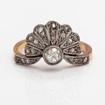 A 14K gold and platinum ring with an old-cut diamond ca. 0.28 ct, 8/8-ctu diamonds ca. 0.048 ct and rose-cut diamonds.