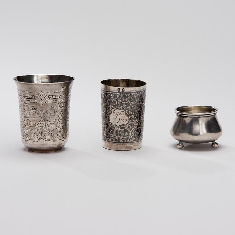 BÄGARE 2 ST OCH SALTKAR, silver, Ryssland, Kaukasus och Moskva 1800-tal.