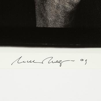 William Wegman, archival pigment print, 2009, signerat. Numrerat 117/1500 a tergo.