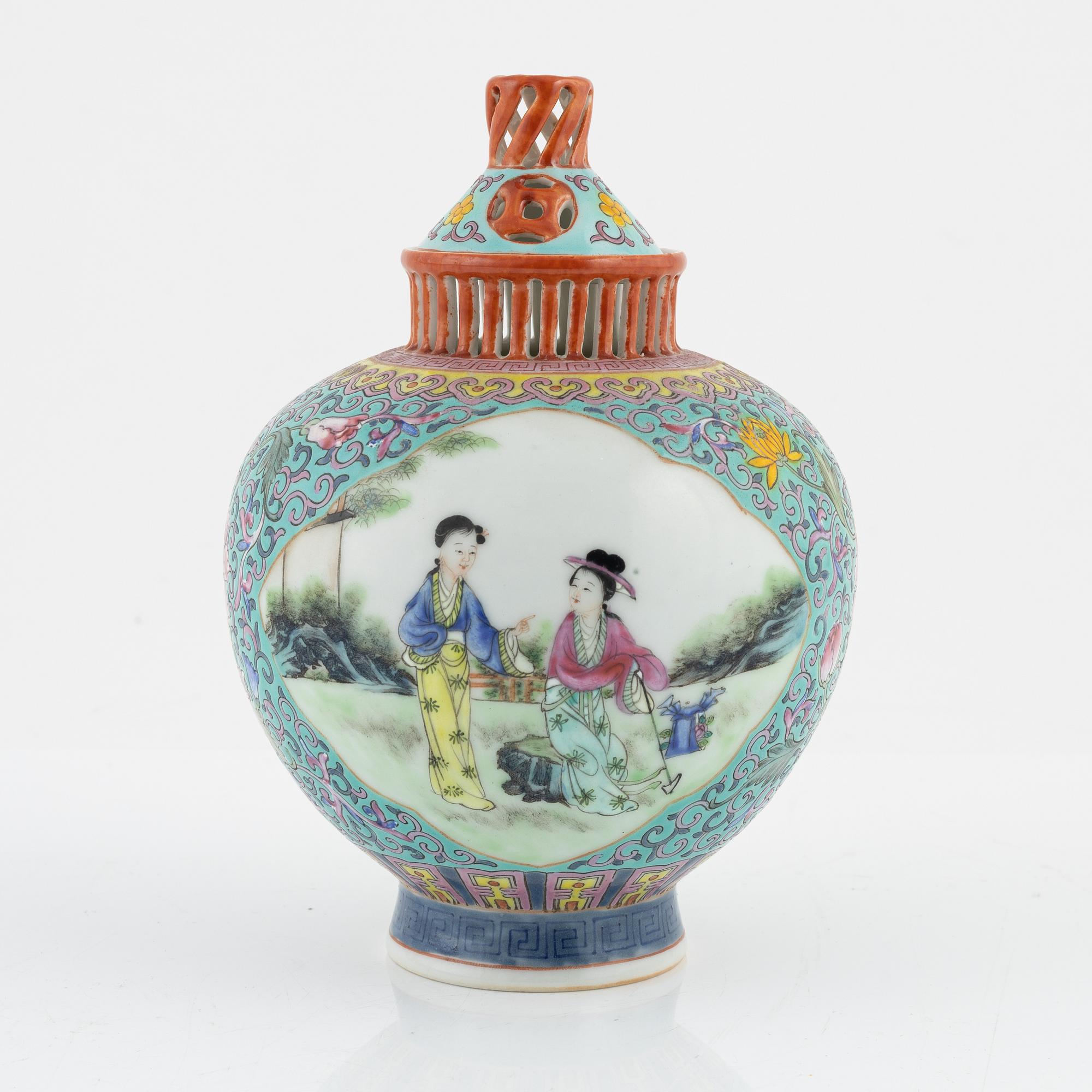 A Chinese jar with cover, 20th Century.