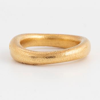 An 18K gold Ole Lynggaard ring set with a round brilliant-cut diamond.