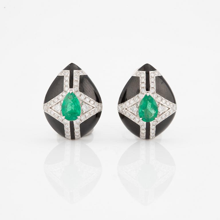 Earrings in 18K white gold with onyx, drop-shaped emeralds, and brilliant-cut diamonds.