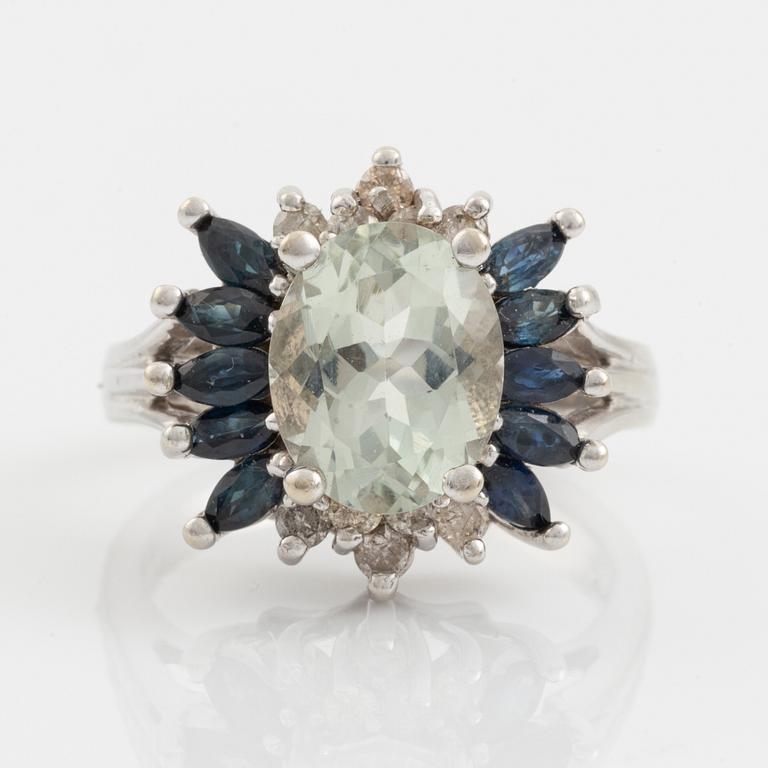 Ring 14K guld med fasettslipad grön kvarts, safirer och runda briljantslipade diamanter.