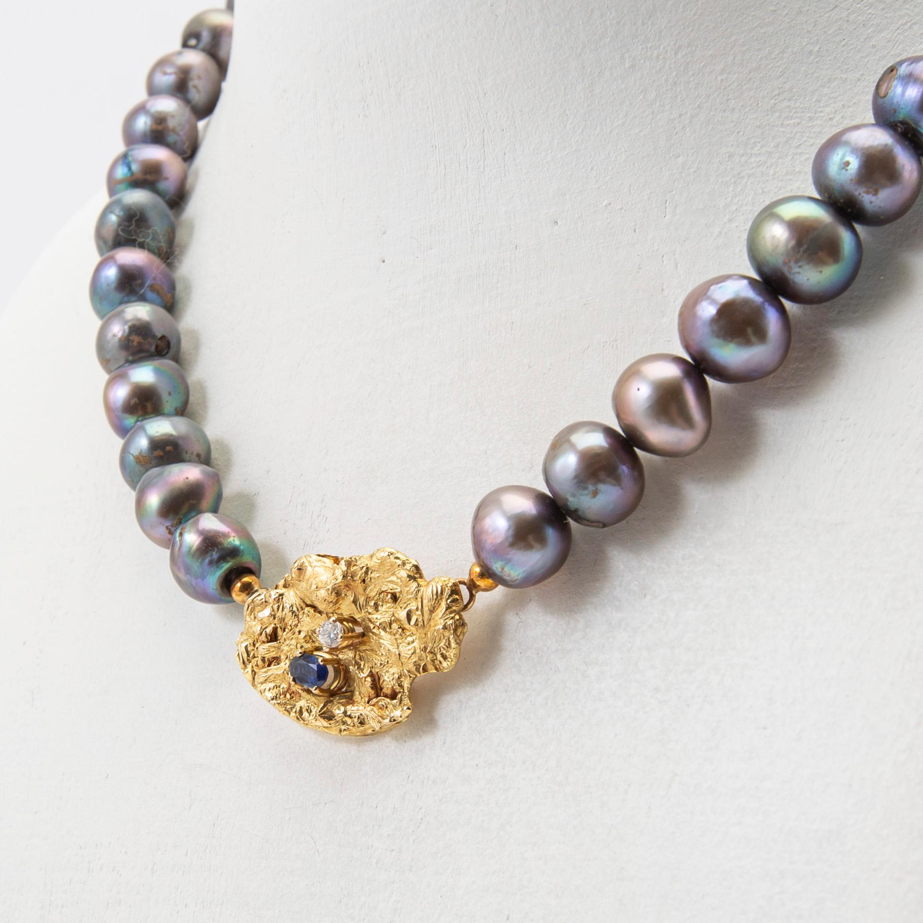 Elon Arenhill, collier, odlade pärlor och hänge i 18k guld med safir och diamant.