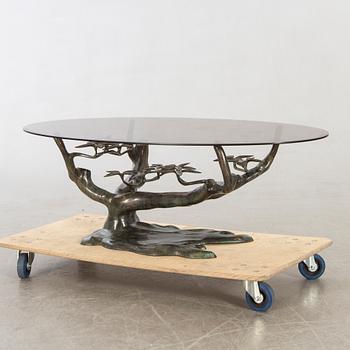 A late 20th century coffee table.