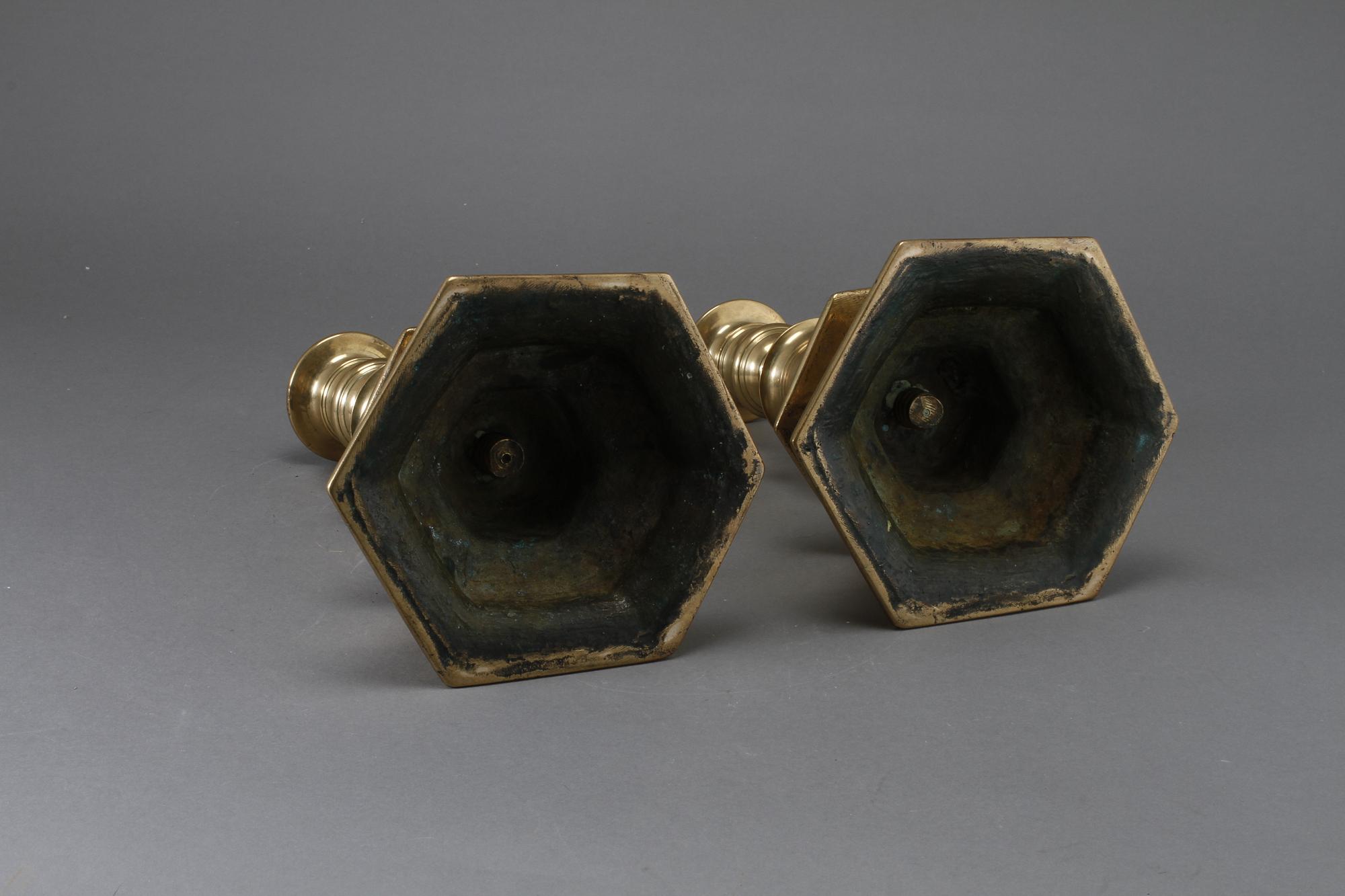 LJUSSTAKAR, ett par, mässing. Barock, 1700-tal.