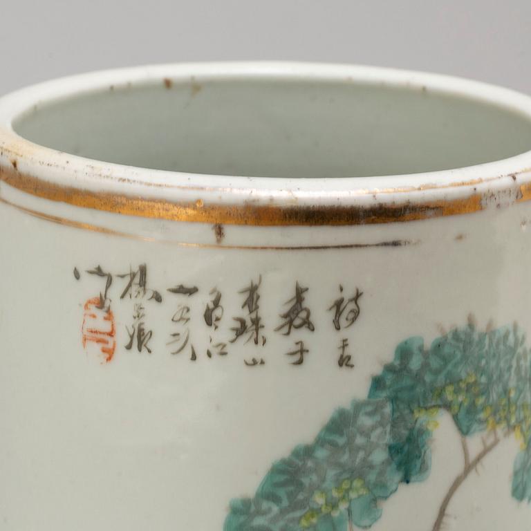 A Chinese famille rose hat stand, 20th century.