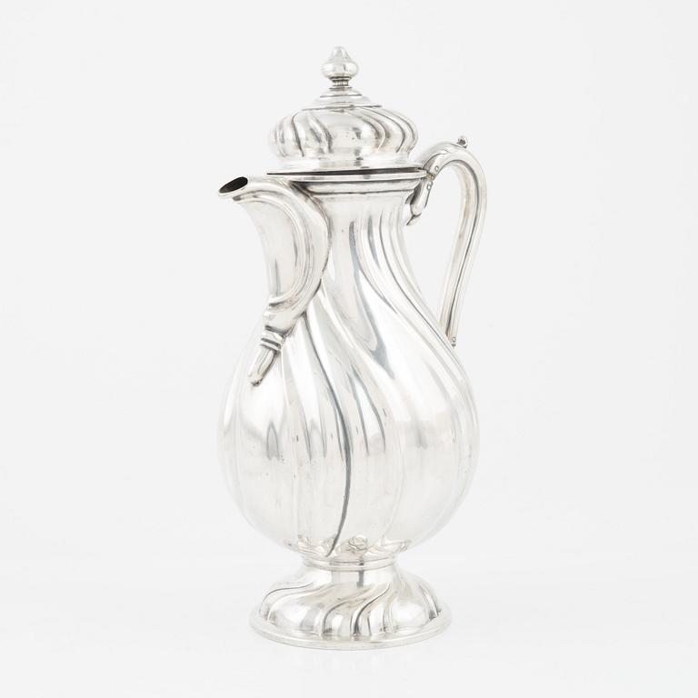 Kaffekanna, silver, rokokostil, importstämpel CG Hallberg, Stockholm 1917.