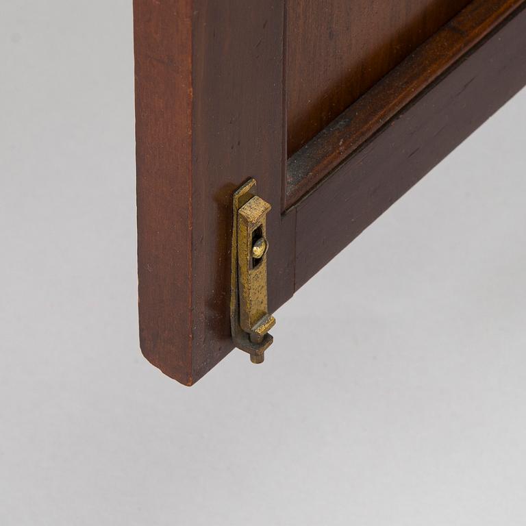 Vitrinskåp, 1900-talets första hälft.