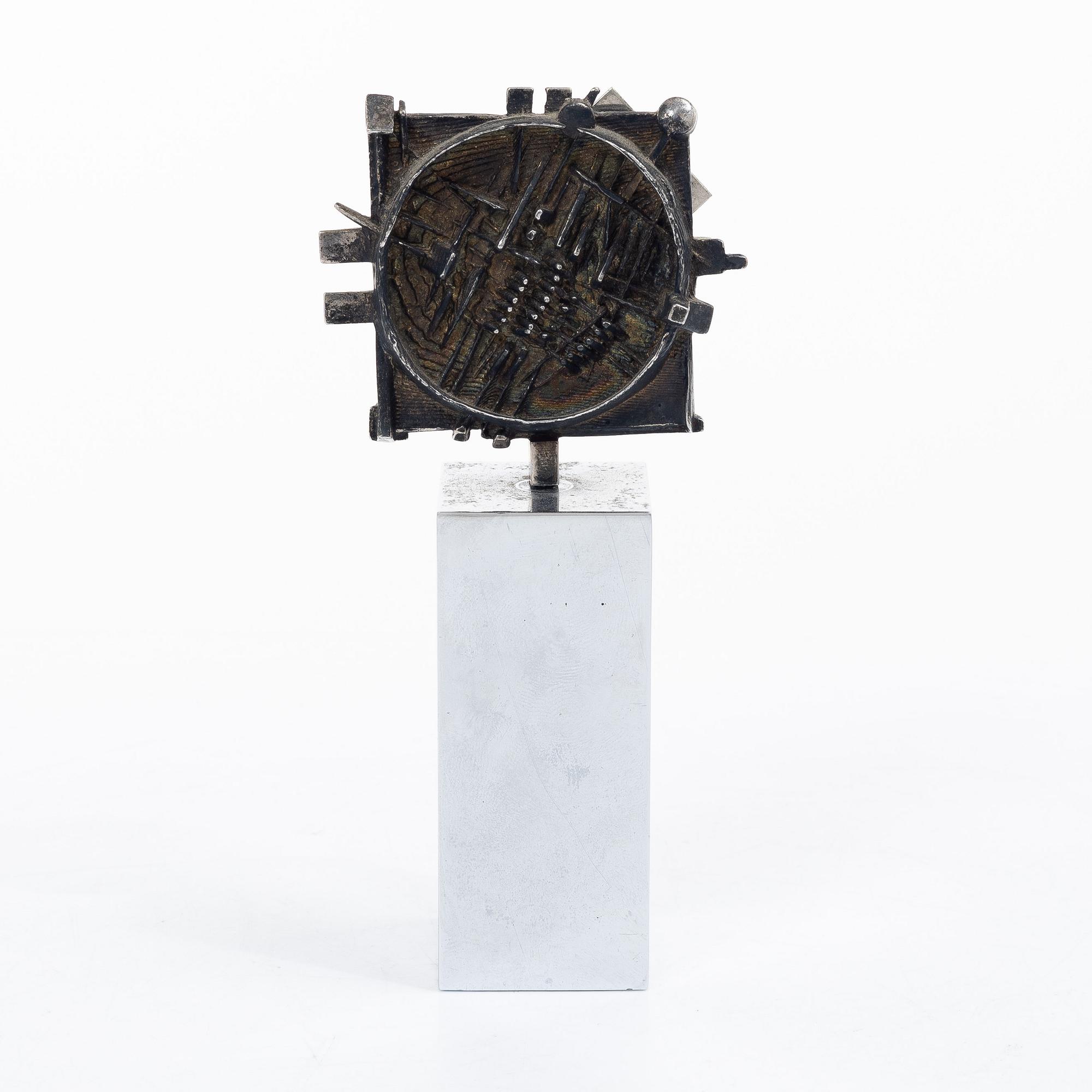 Arnaldo Pomodoro, "Piccola scultura".
