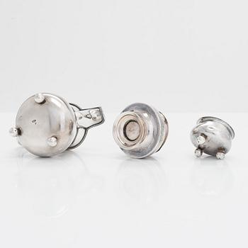 Gräddsnäcka, och saltkar, 2 st, silver, Ryssland 1872 - ca 1910.