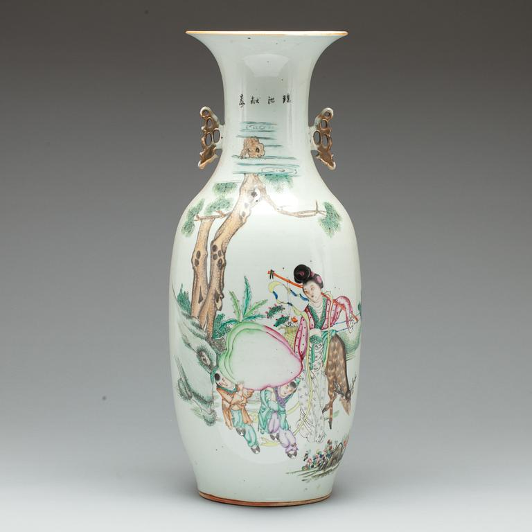 PRAKTVAS, porslin. Kina, sekelskiftet 1800/1900.