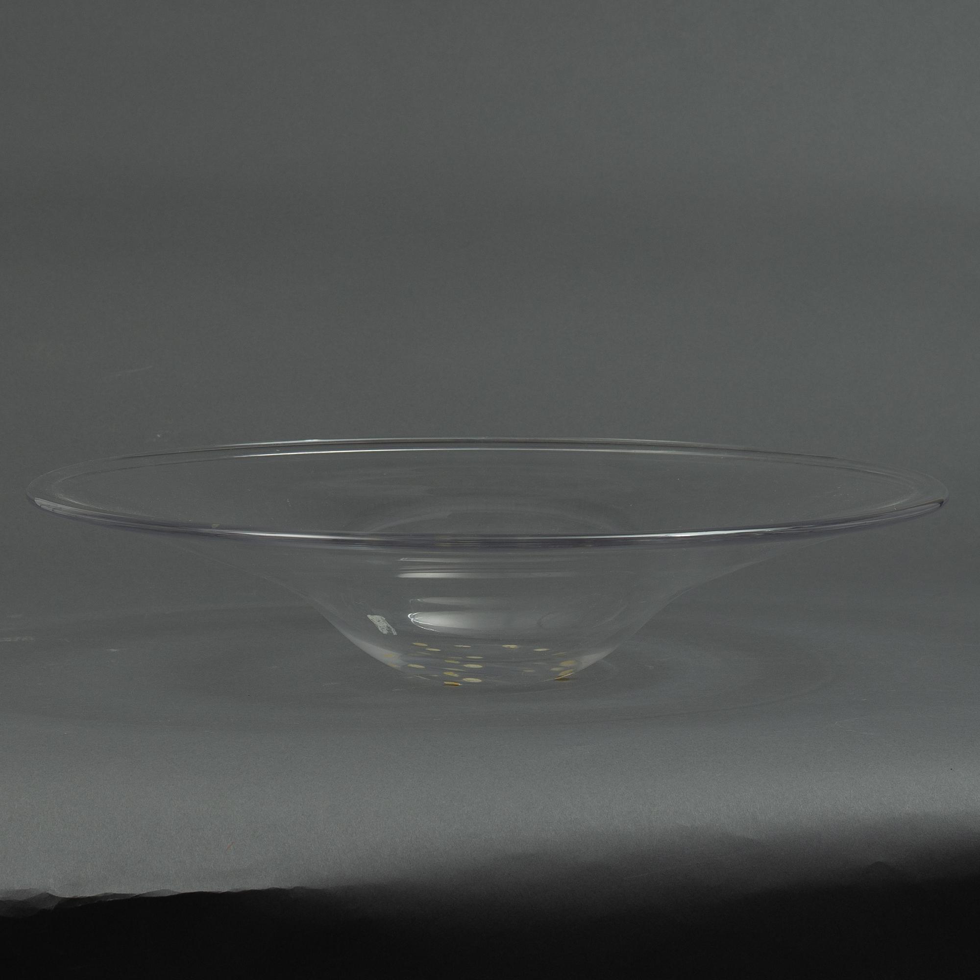 Hanne Dreutler & Arthur Zirnsack, "Äpple-Plommon-fat  nr 1", med åtta frukter i glas, Studio Åhus, 1988.