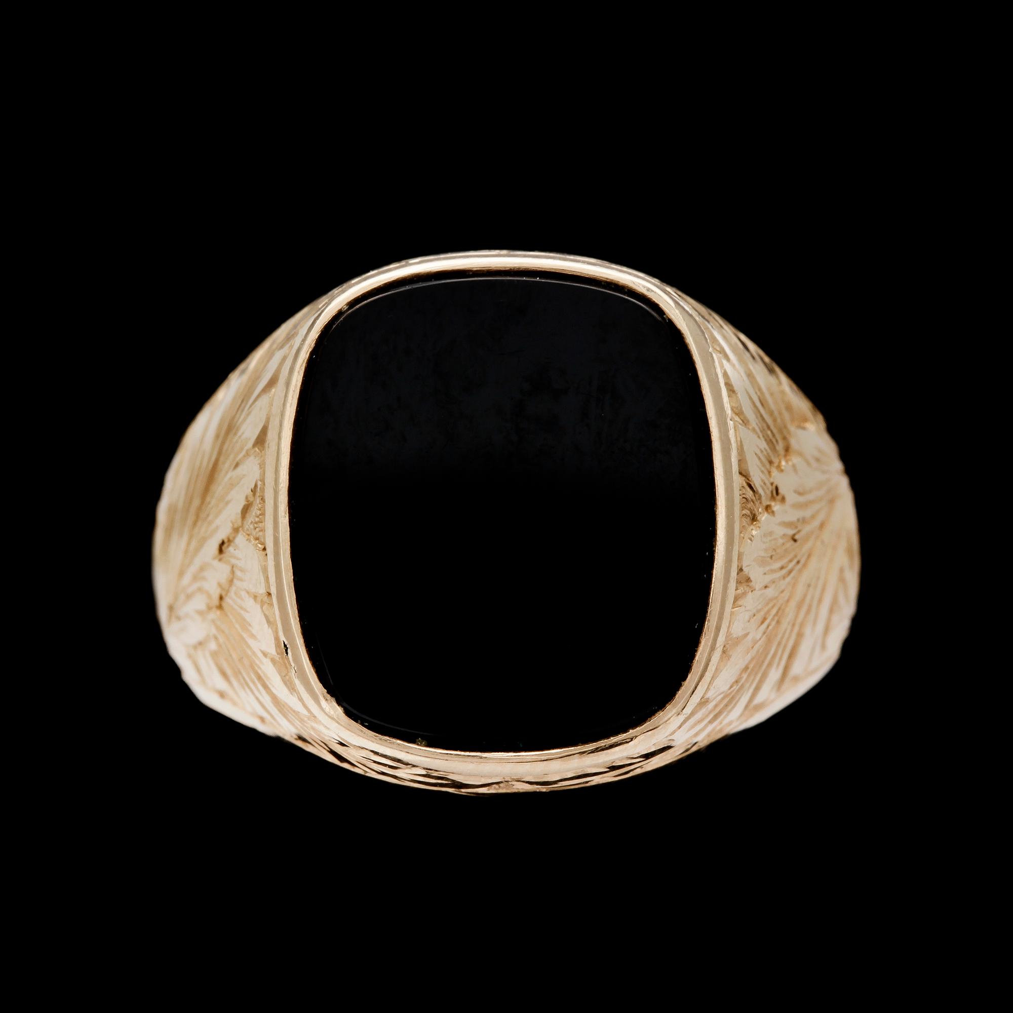 KLACKRING, guld och onyx, Polen. Ca 18 g.