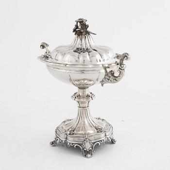 Fredrik & Wilhelm Zethelius, a Swedish silver sugarbowl with cover, Stockholm 1845.