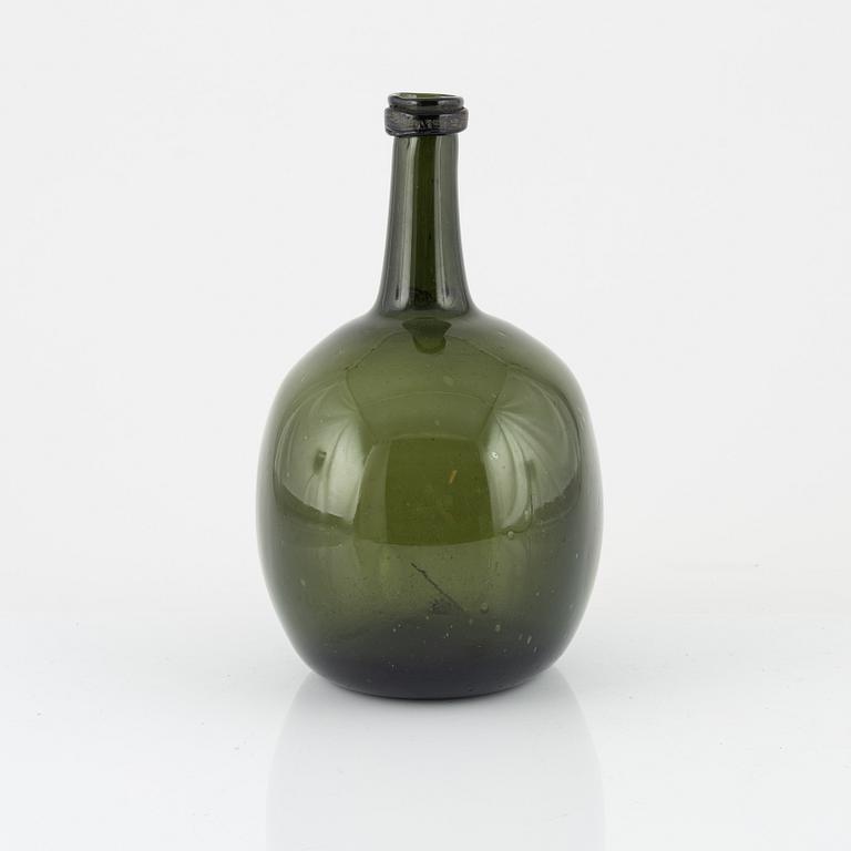 A glass bottle, 18th/19th century.