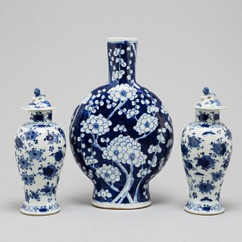 Three (2+1) blue and white porcelain vases, Qing dynasty, late 19th century.