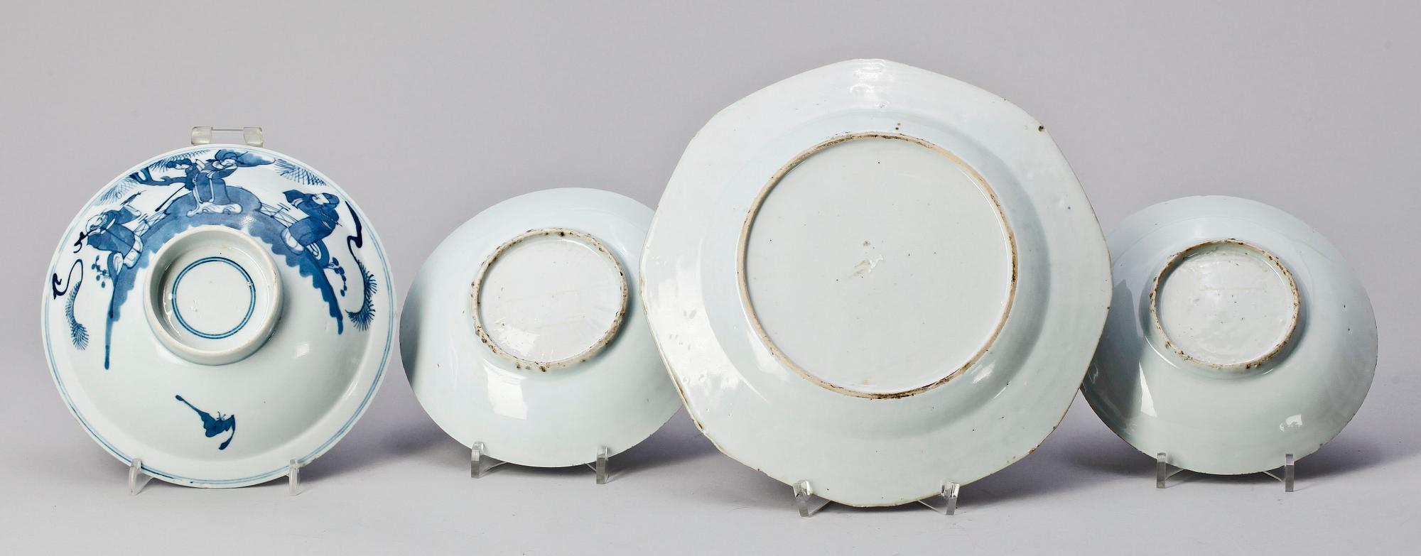 TALLRIK samt FAT, 4 delar, porslin, Kina resp Japan, 1700/1800-tal.