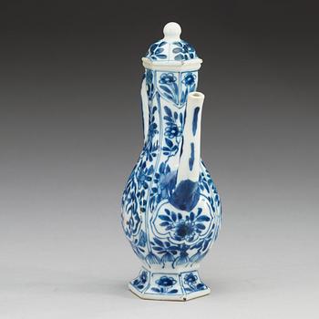 A blue and white wine ewer with a cover, Qing dynasty, Kangxi (1662-1722).