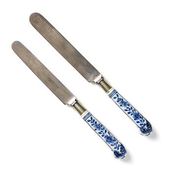 1330. A pair oft blue and white armorial knives, Qing dynasty, Qianlong (1736-95).